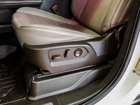 Used 2022 GMC Yukon XL SLT w/ SLT Premium Package image 28