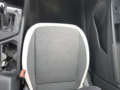 Used 2025 Volkswagen Taos SE image 19