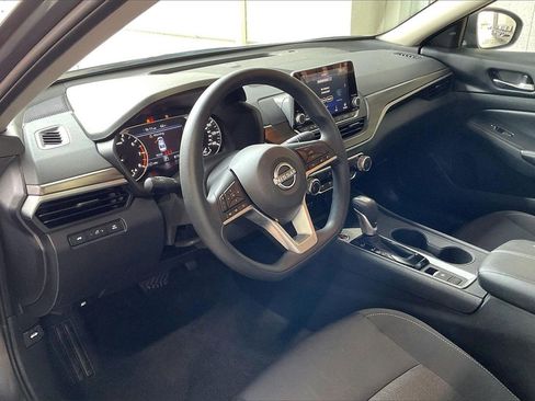 Used 2025 Nissan Altima 2.5 SV image 4