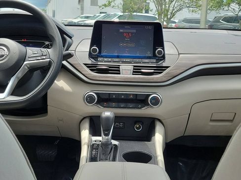 Used 2025 Nissan Altima 2.5 SV FWD image 14