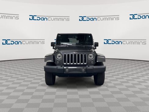 Used 2017 Jeep Wrangler Unlimited Sahara w/ Connectivity Group AWD/4WD image 3
