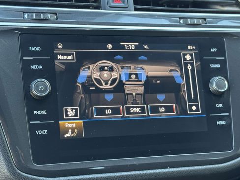 Used 2024 Volkswagen Tiguan SE w/ Panoramic Sunroof Package image 16