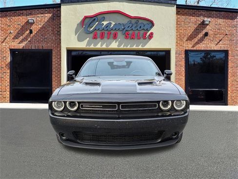 Used 2022 Dodge Challenger SXT image 5