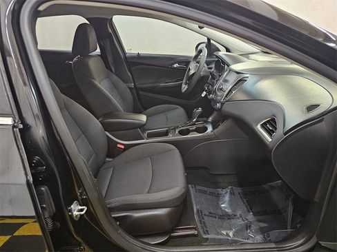 Used 2017 Chevrolet Cruze LT image 11