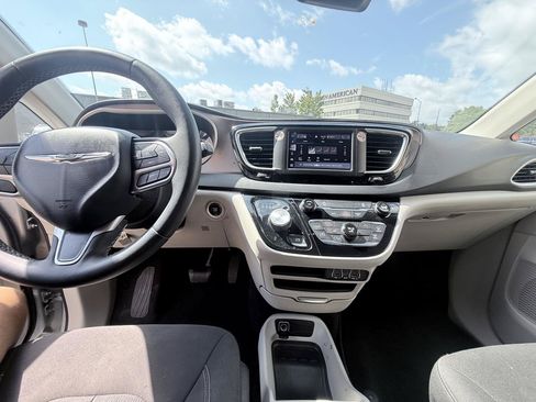 Used 2023 Chrysler Voyager LX FWD image 18