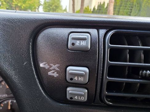 Used 2001 Chevrolet S10 Pickup LS AWD/4WD image 13