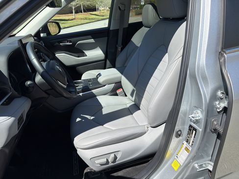 Used 2023 Toyota Highlander XLE image 9