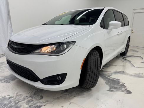 Used 2020 Chrysler Pacifica Touring w/ S Appearance Package FWD image 4