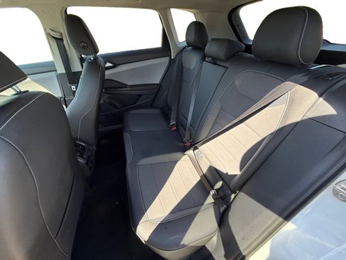 Used 2024 Volkswagen Taos SE image 16