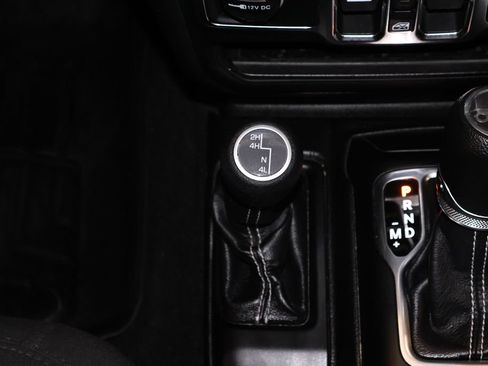 Used 2019 Jeep Wrangler Unlimited Sahara w/ Uconnect 4C Nav & Sound Group AWD/4WD image 27