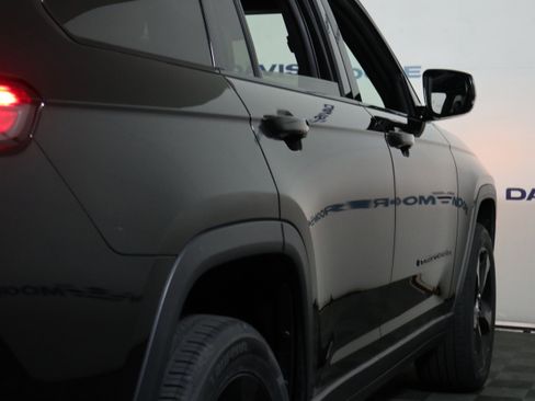 Used 2023 Jeep Grand Cherokee L Laredo AWD/4WD image 5