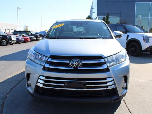 Used 2017 Toyota Highlander Limited Platinum image 2