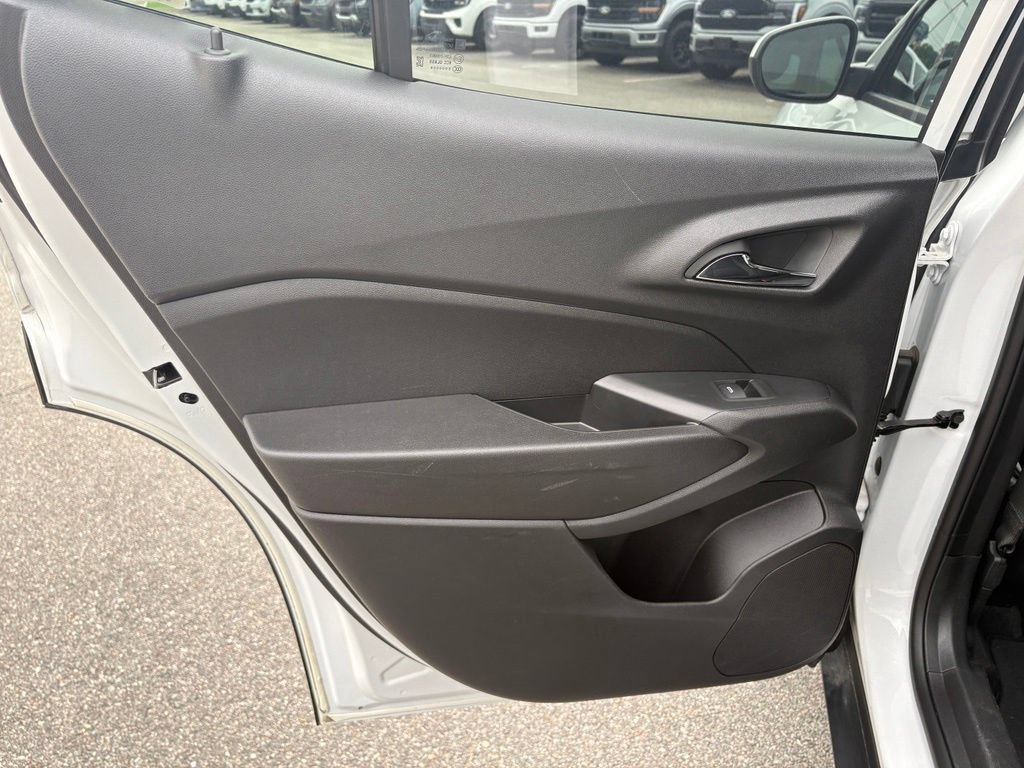 Used 2025 Chevrolet Trax LT FWD image 17