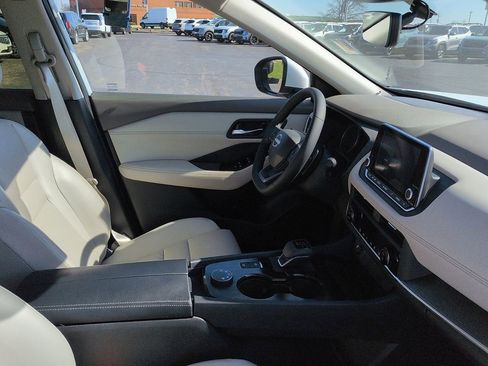 Used 2025 Nissan Rogue SV w/ SV Premium Package image 7