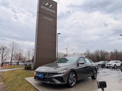 Used 2025 Hyundai Elantra Limited image 1