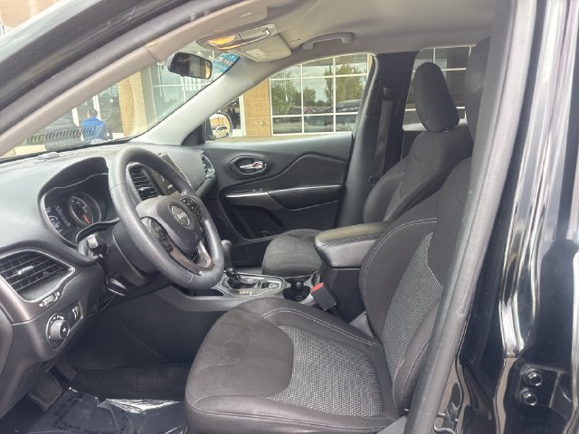 Used 2019 Jeep Cherokee Latitude w/ Popular Appearance Group FWD image 8