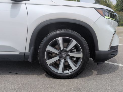 Used 2024 Honda Pilot Touring image 11