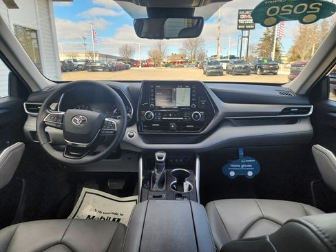 Used 2020 Toyota Highlander XLE image 18