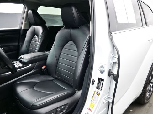 Used 2024 Toyota Highlander XLE AWD/4WD image 12