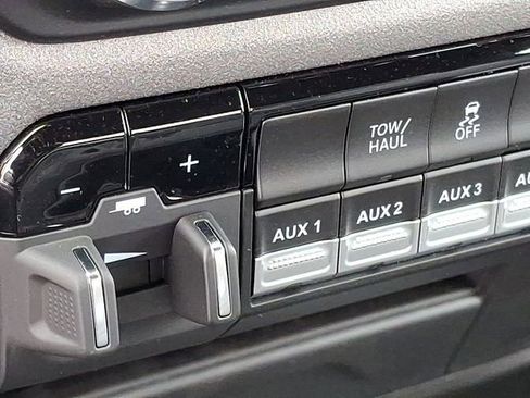 Used 2024 RAM 2500 Tradesman w/ Chrome Appearance Group image 17