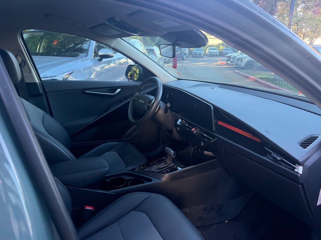 Used 2025 Kia Niro EX FWD image 16