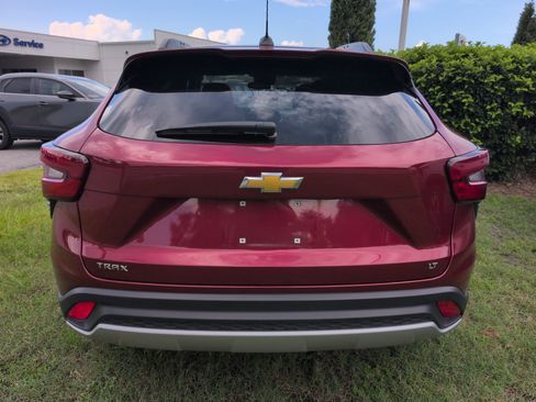 Used 2025 Chevrolet Trax LT FWD image 3
