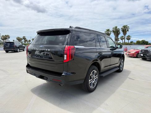 Used 2025 Ford Expedition Active AWD/4WD image 3