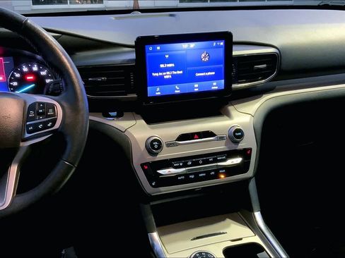 Used 2023 Ford Explorer XLT w/ Equipment Group 202A image 6