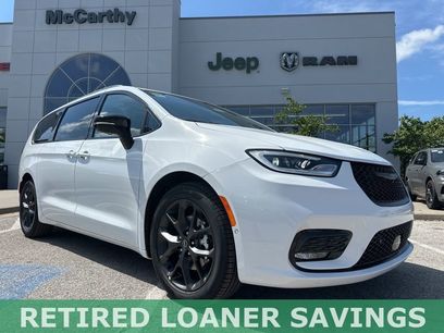 New 2025 Chrysler Pacifica Limited w/ Uconnect Theater Family Group