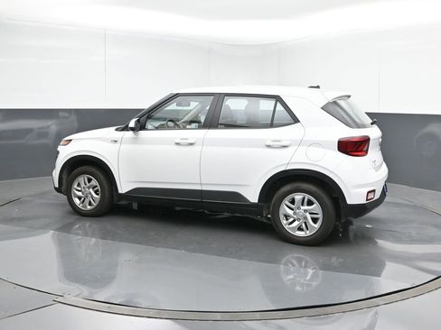 Certified 2025 Hyundai Venue SE image 3