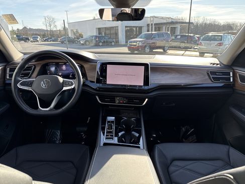 Used 2024 Volkswagen Atlas SE w/ Black Wheel Package image 28