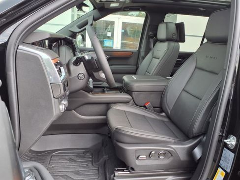 New 2025 GMC Yukon Denali w/ Denali Reserve Package image 8
