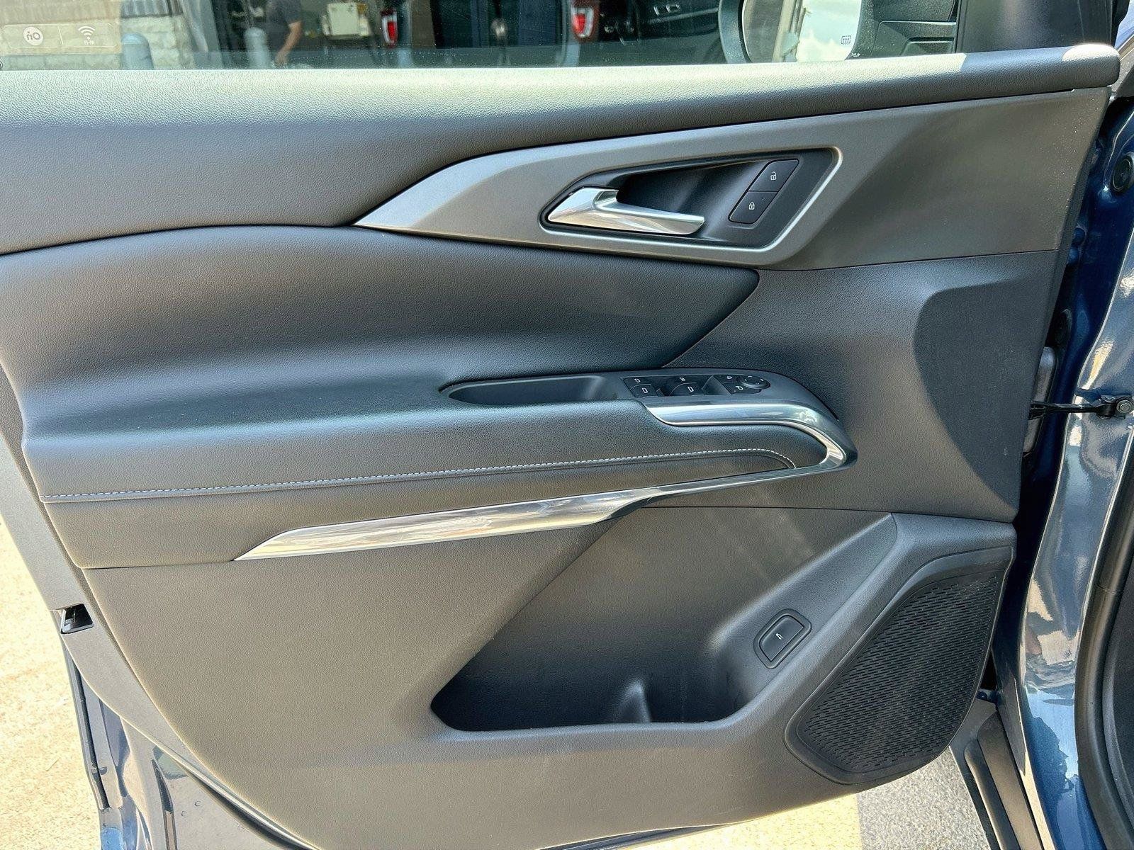Used 2025 Chevrolet Traverse LT FWD image 24