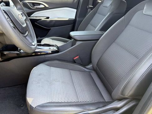 Used 2025 Chevrolet Trax LT FWD image 18