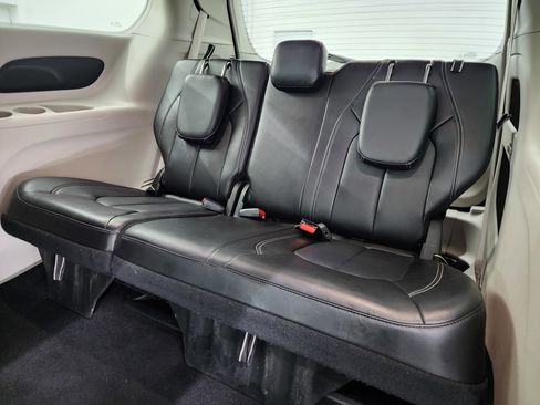 Used 2024 Chrysler Pacifica Touring-L image 10