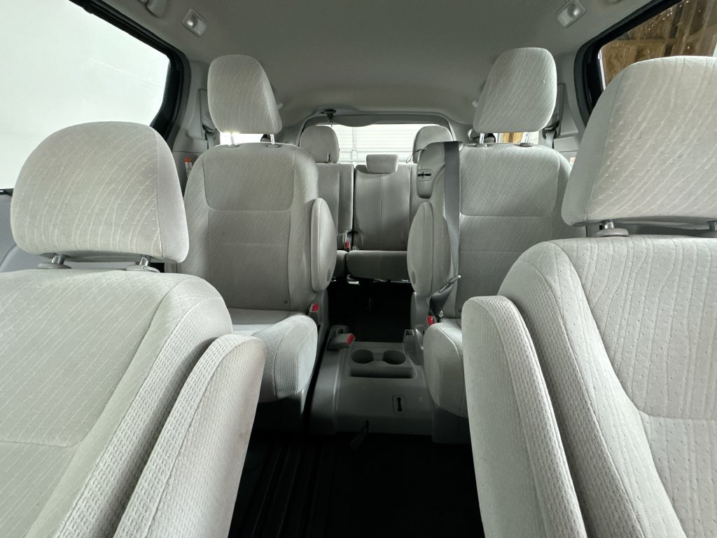 Used 2017 Toyota Sienna LE FWD image 17