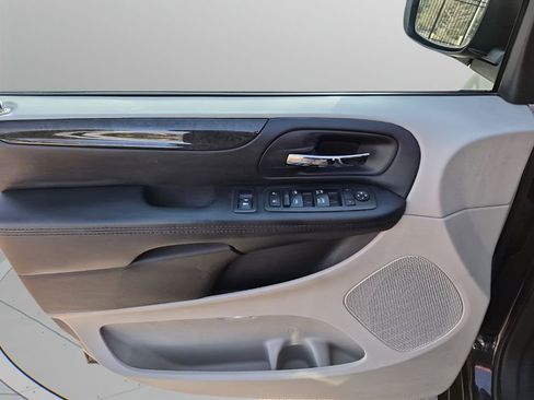 Used 2018 Dodge Grand Caravan SE w/ UConnect Hands-Free Group image 24