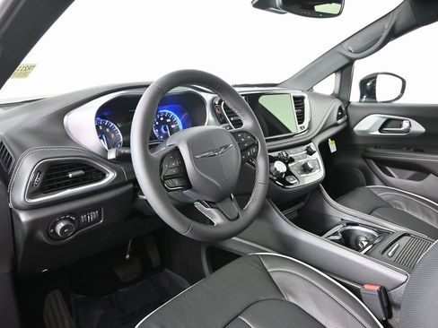 New 2026 Chrysler Pacifica Limited image 25
