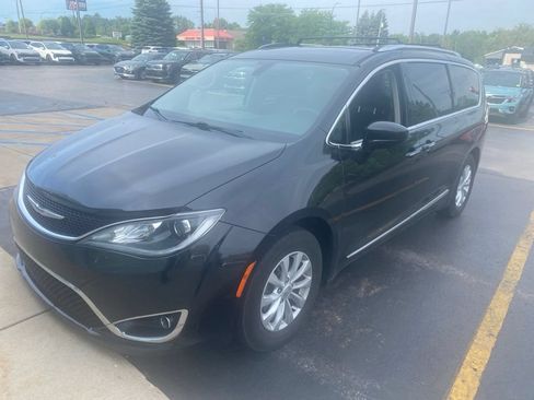 Used 2019 Chrysler Pacifica Touring-L FWD image 3