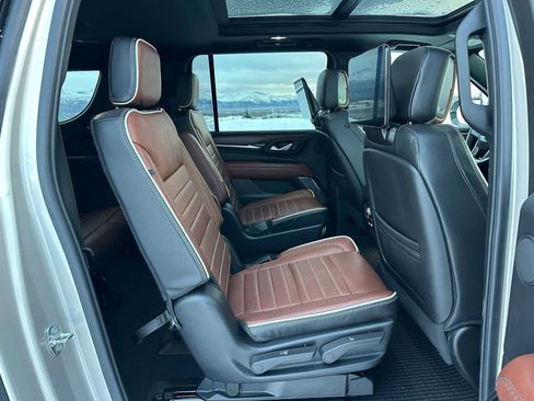 Used 2024 GMC Yukon XL Denali Ultimate image 12