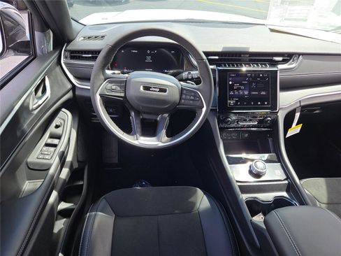 New 2025 Jeep Grand Cherokee Altitude image 21