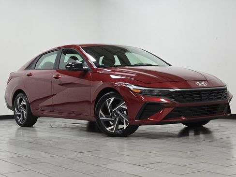 Used 2025 Hyundai Elantra Sport image 2