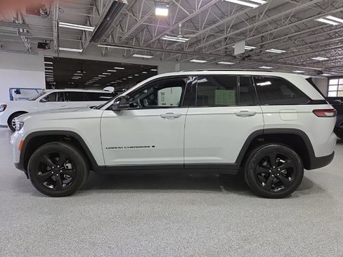 Used 2024 Jeep Grand Cherokee Limited w/ Black Appearance Package AWD/4WD image 4