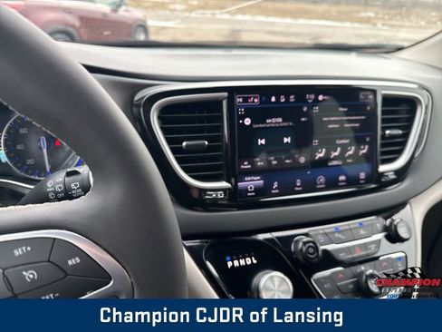 Used 2024 Chrysler Pacifica Touring-L image 24