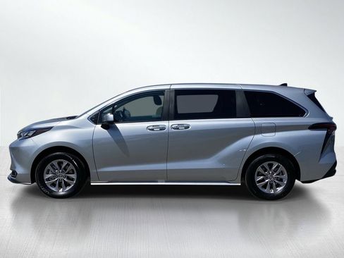 Certified 2025 Toyota Sienna XLE FWD image 2