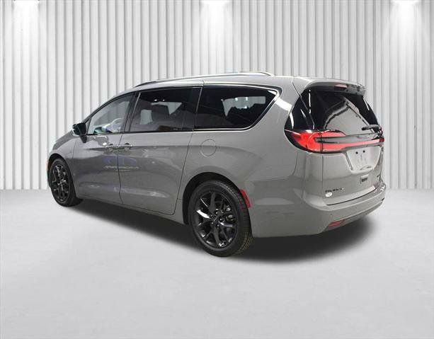 Certified 2025 Chrysler Pacifica Limited FWD image 5