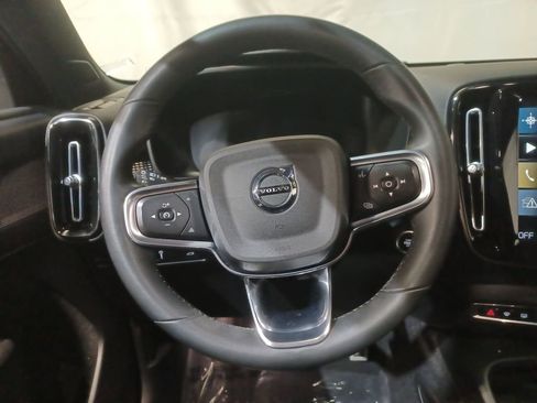 Used 2022 Volvo XC40 T5 R-Design image 11