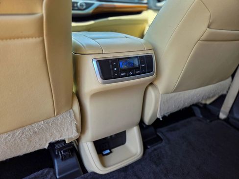 Used 2017 Toyota Highlander Limited Platinum image 16