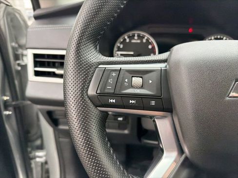 Used 2025 Mitsubishi Outlander SE image 21