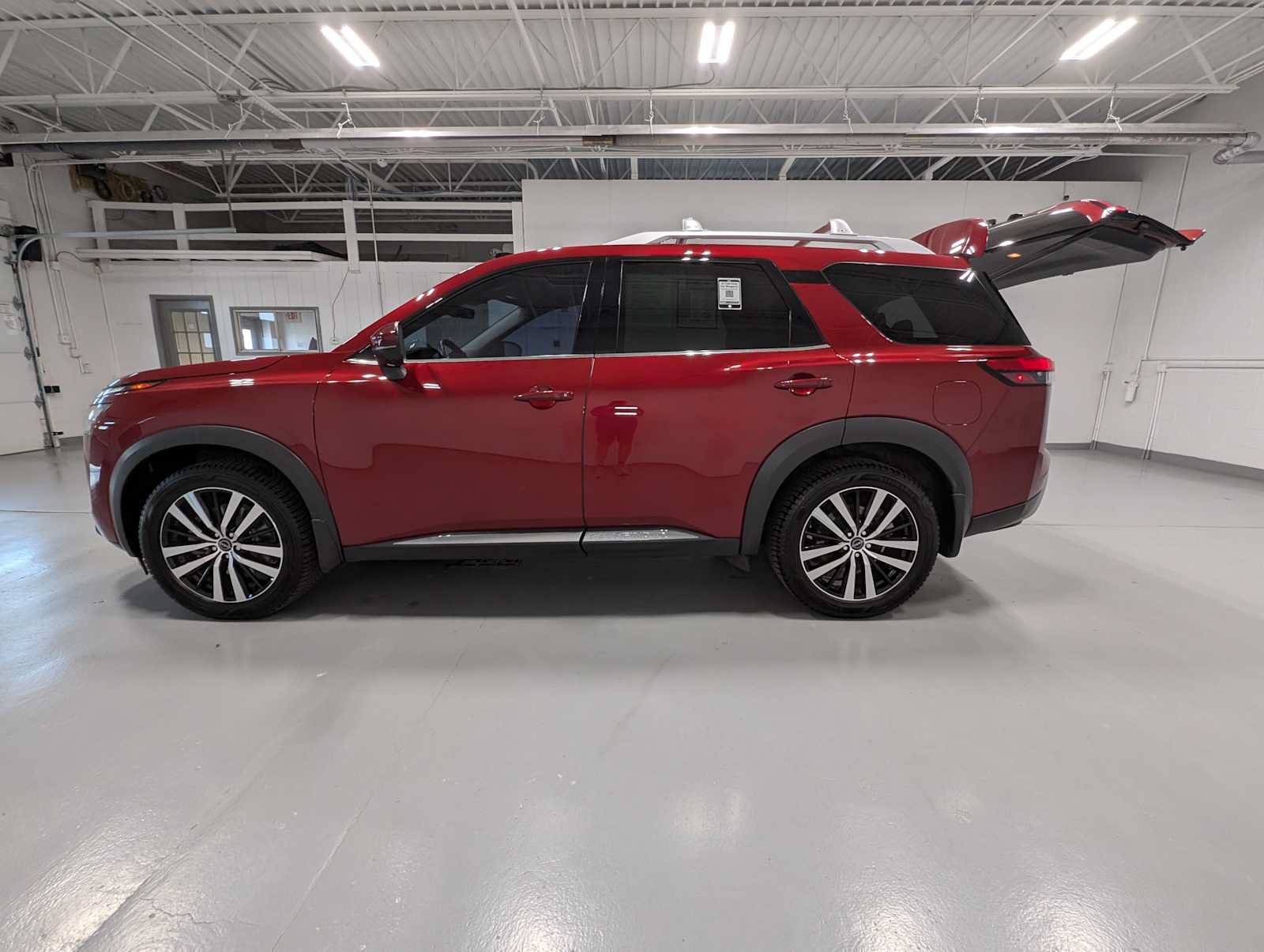 Used 2023 Nissan Pathfinder Platinum AWD/4WD image 12